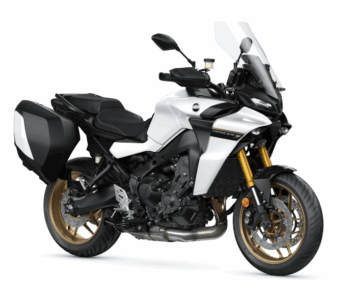 Yamaha Tracer 9 GT s bočnými kuframi pripravená na cestovanie