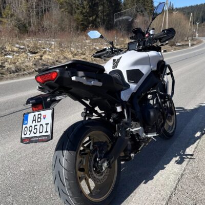 Yamaha Tracer 9 GT zaparkovaná v prírode na Orave