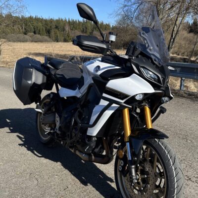 Predná časť Yamaha Tracer 9 GT s turistickým plexi